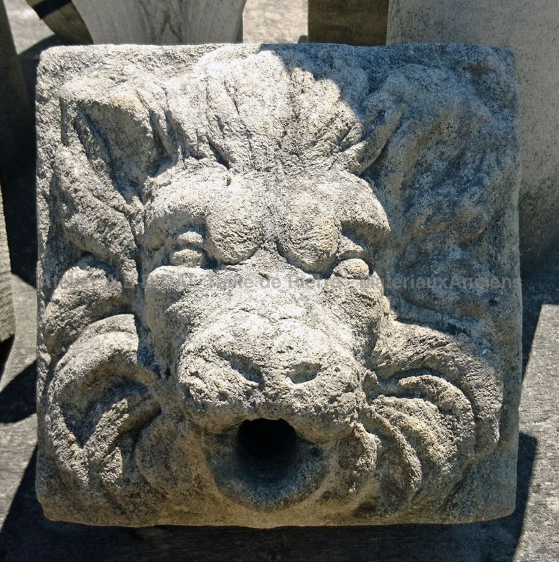 Masque en pierre de taille : tête de lion en pierre patinée - Atelier Alain BIDAL (Provence)