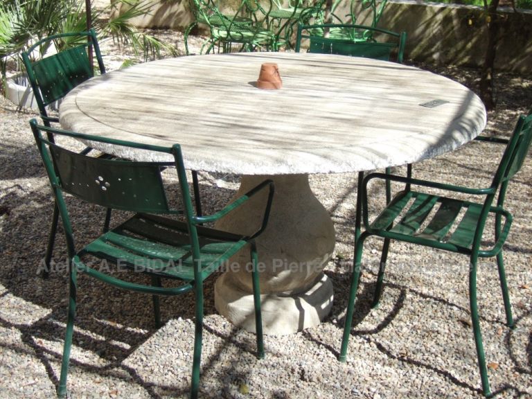 Table de jardin en pierre naturelle - taille de pierre artisanale Atelier Alain BIDAL, Provence