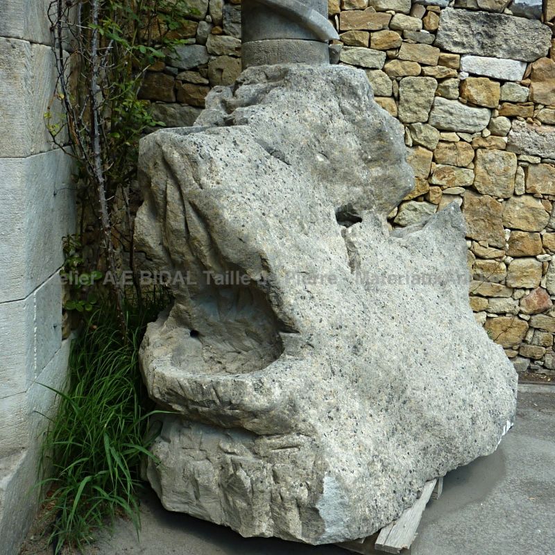 Belle colonne à eau pour jardin en pierre naturelle issue de nos carrières en France - Atelier Alain BIDAL (Provence).