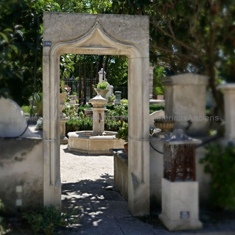 Fenestrage gothique en pierre naturelle pour l'encadrement de porte - Isle sur la Sorgue.