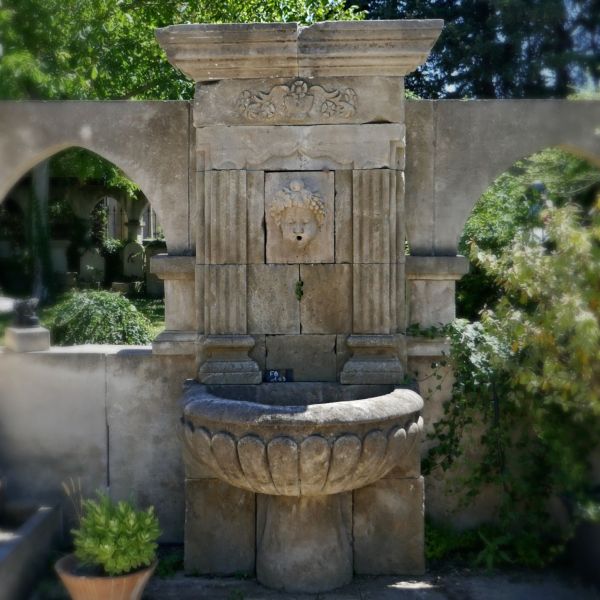 Fontaine en pierre du Lubéron, sculpture en pierre de grande qualité effectuée par notre tailleur de pierre.