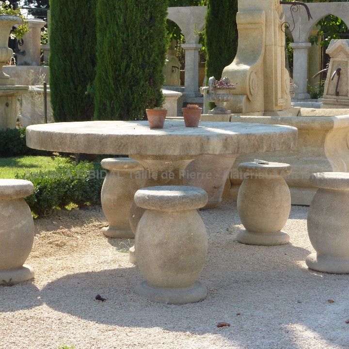 Circular table in carved limestone : garden furniture by Alain BIDAL, stone cutter in Provence