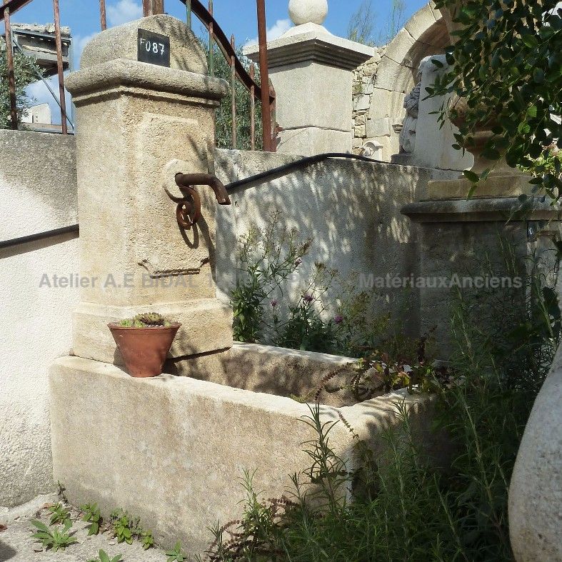 Fontaine à bac massif en pierre naturelle - Atelier Alain BIDAL (Provence)