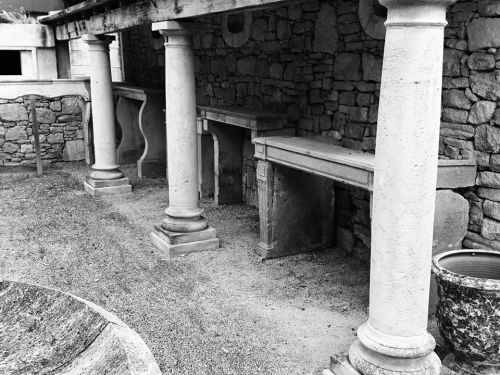 Chez Bidal, tailleur de pierre en Provence, on propose de véritables colonnes en pierre naturelle.