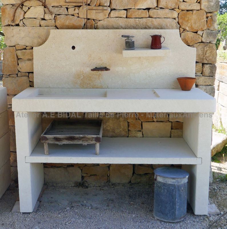 Évier peu profond en pierre pour aménager avec charme votre cuisine - Atelier Alain BIDAL, Provence.