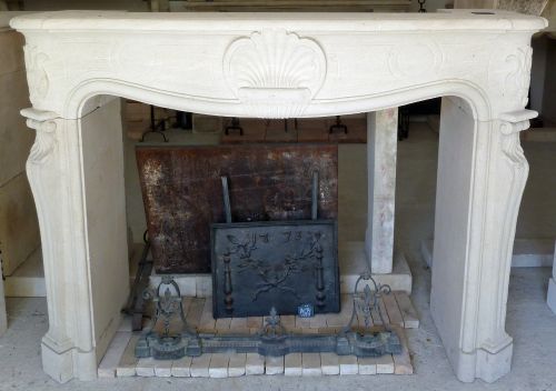 Cheminée en pierre de taille, bel élément de décoration pour la maison - Atelier Alain BIDAL (Provence)