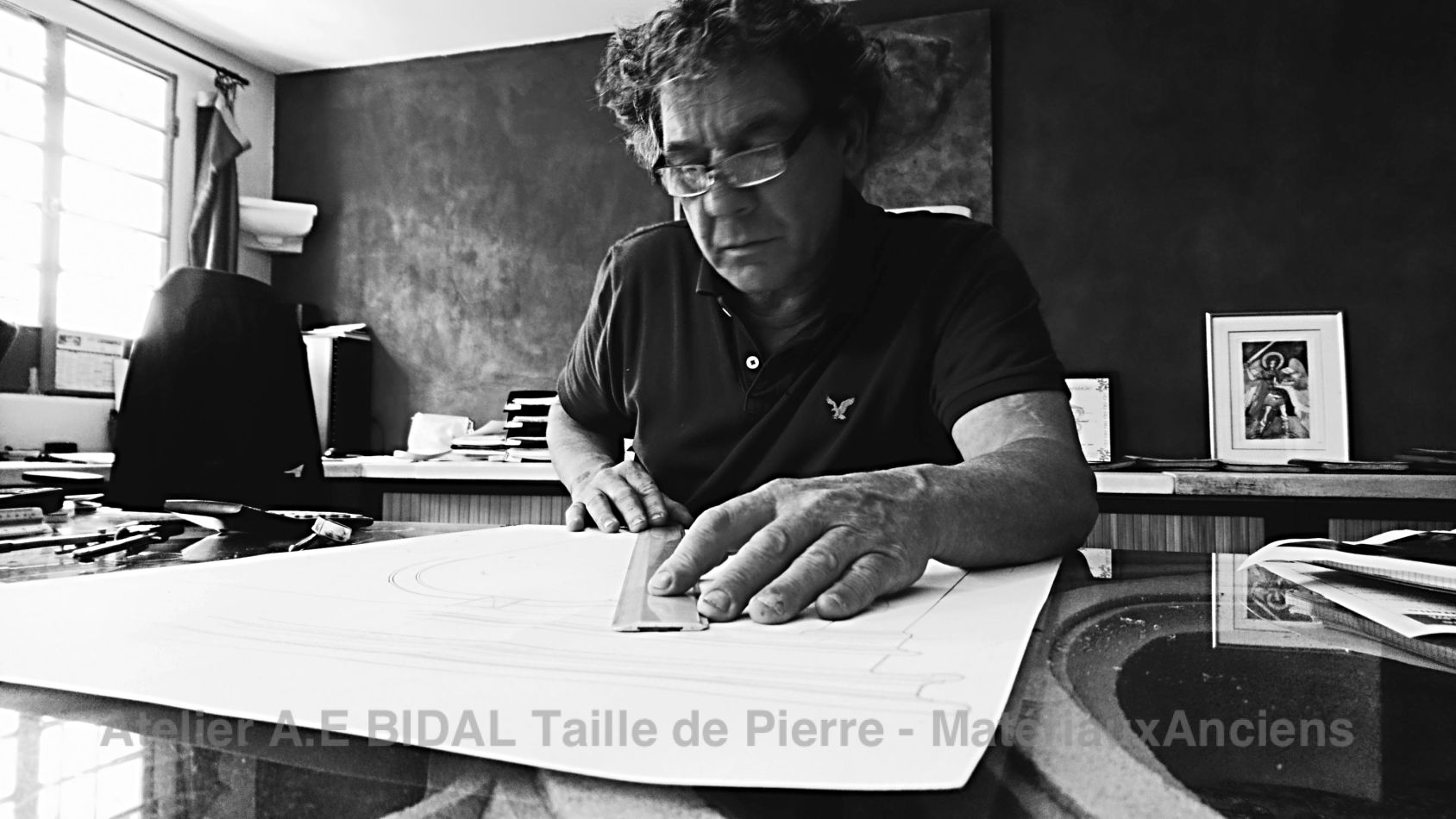 Le tailleur de pierre Alain Bidal s'ouvre au monde des réseaux sociaux.