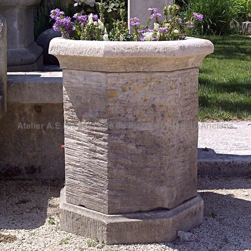 Vase en pierre de Provence - forme hexagonale.