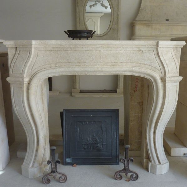 Cheminée de style Louis XV en pierre - Réalisation unique de l'Atelier Alain BIDAL (Provence)