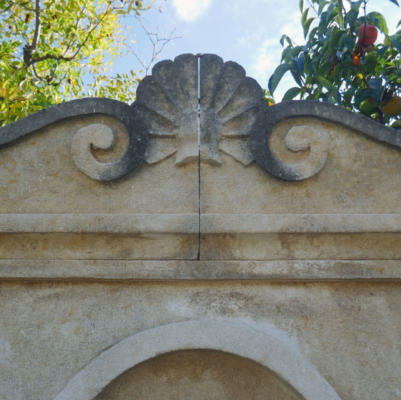 Détail de corniche sculptée à la main d'un coquille sur notre fontaine murale de jardin en pierre