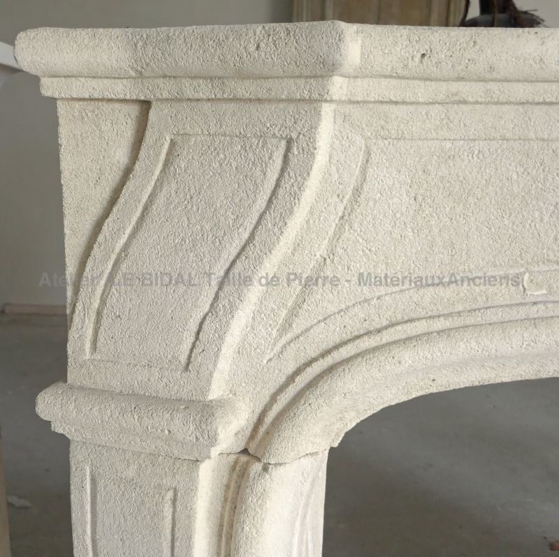 Cheminée de style Louis XV de confection française et artisanale - Atelier Alain BIDAL (Provence)