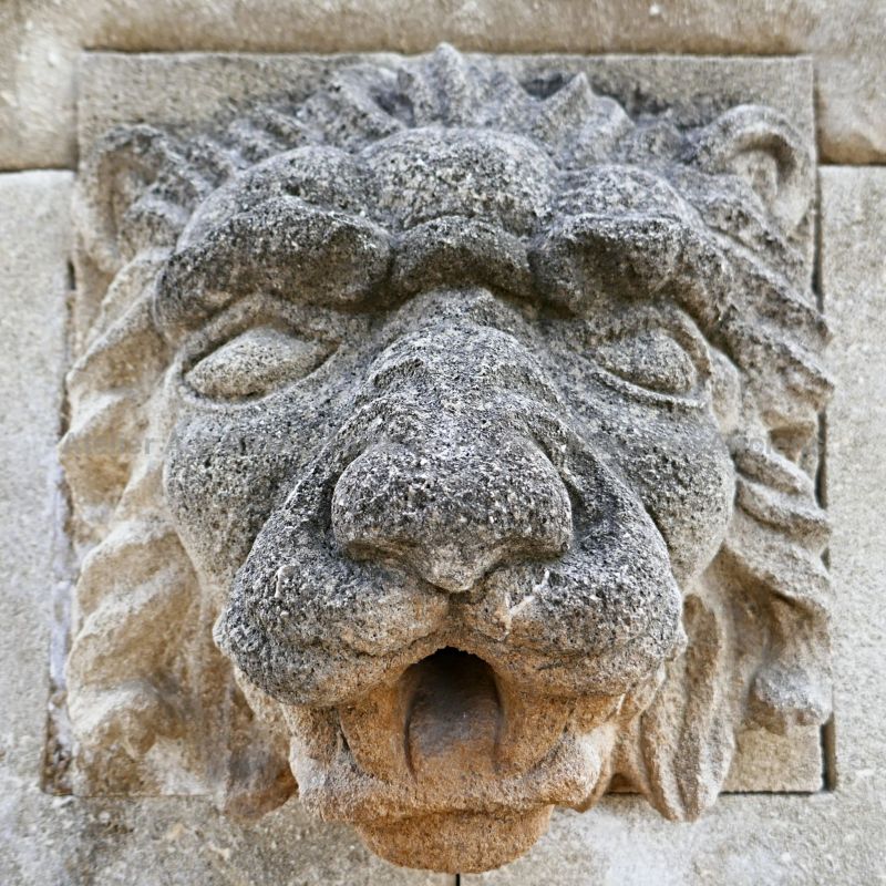 Lion sculpté sur la colonne de notre fontaine de jardin en pierre naturelle de grande dimension - Atelier Alain BIDAL (Provence)