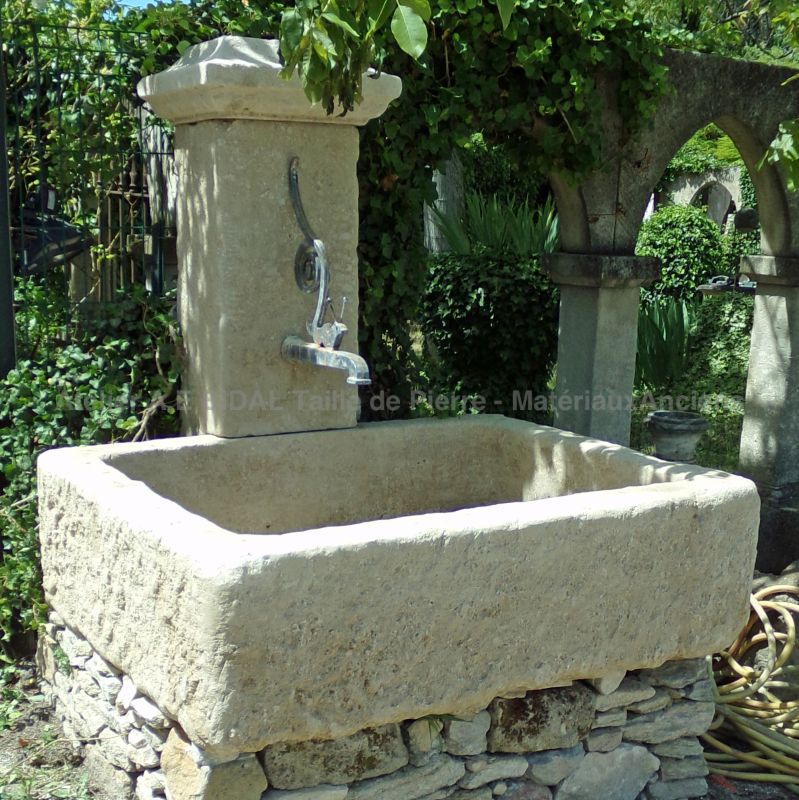 Fontaine de Provence en pierre non gélive - Fontaine murale de l'Atelier Alain BIDAL