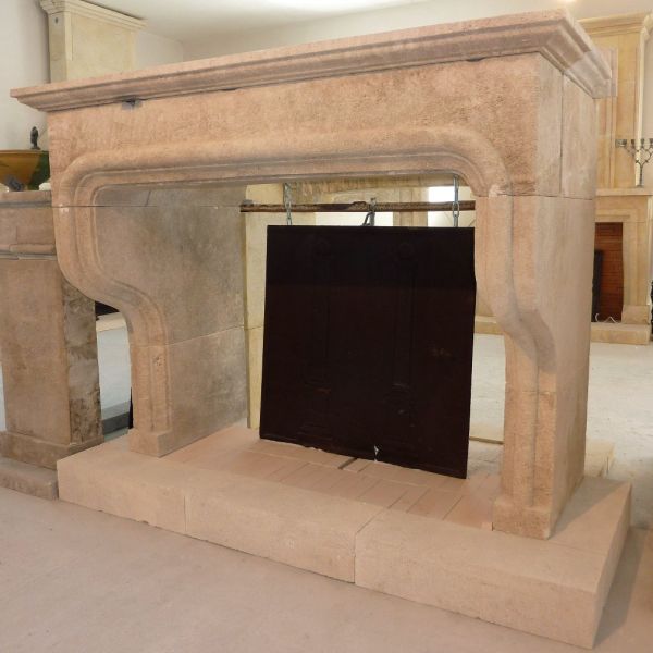Fireplace in natural limestone, a re-issued Louis XIII mantelpiece by the Atelier Alain BIDAL (Provence)