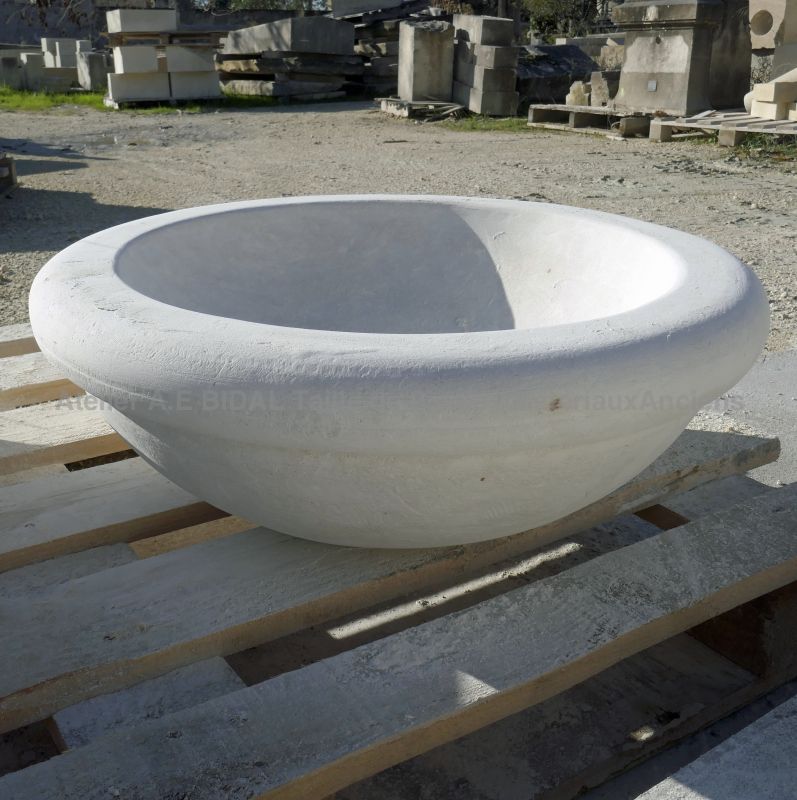 Natural stone wash-basin : a charming round bathroom sink by the stonemason Alain BIDAL (Provence)