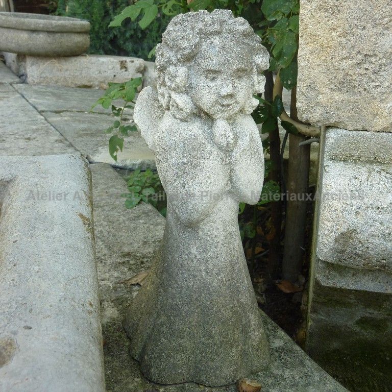 Statue de jardin - sculpture en pierre : un bel élément de décoration du jardin.