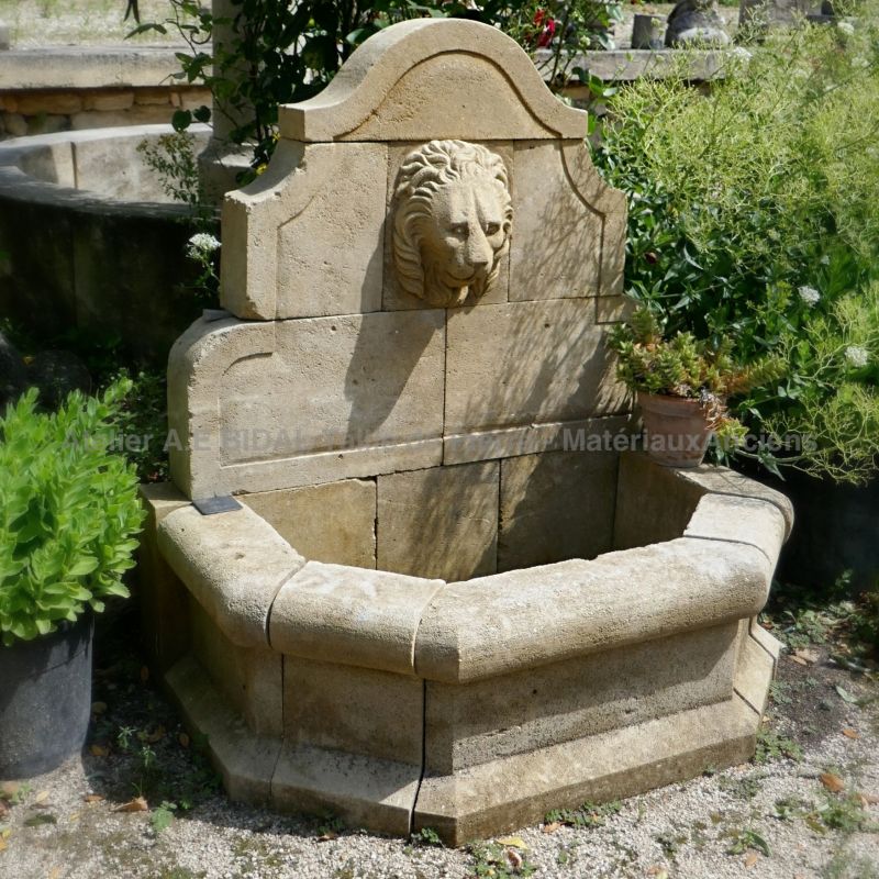Belle fontaine en pierre pour aménagement du jardin - taille de la pierre non industrielle signée Alain BIDAL.