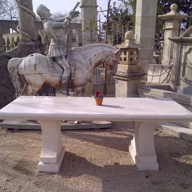 Exceptional table in stone that can be used as a garden table or as a dining table - Atelier Alain BIDAL (Provence)