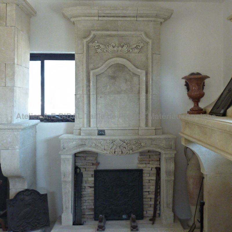Cheminée Louis XIV en pierre d'Estaillades (une pierre calcaire locale) - Atelier Alain BIDAL (Provence)