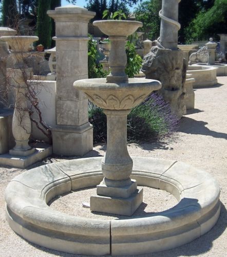 Fontaine en pierre naturelle créée par notre artisan tailleur de pierre de l'entreprise artisanale Bidal en Provence.
