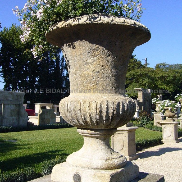 De style Médicis : un vase en pierre de taille qui ne manque pas de cachet !