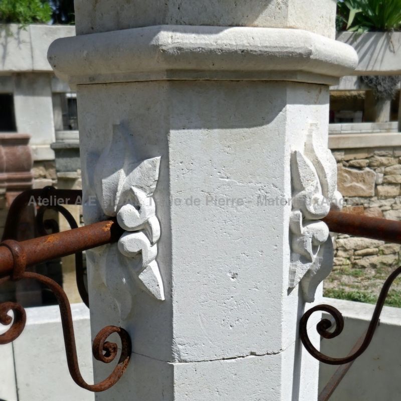 Colonne centrale en pierre sur notre fontaine de Vaucluse aux formes octogonales.