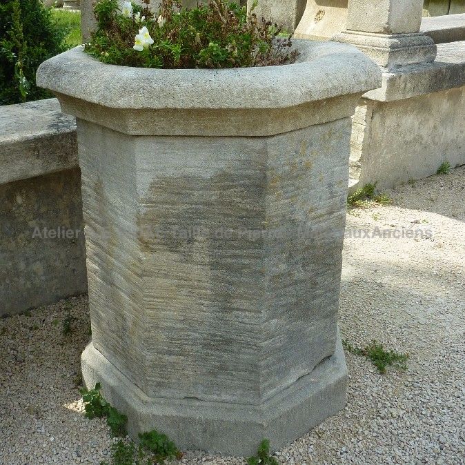 Vase en pierre pour jardin ou terrasse.