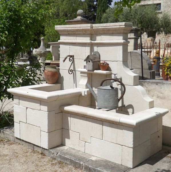 Fontaine de jardin taillée dans de la pierre naturelle dans les ateliers de taille de pierre du Vaucluse d'Alain Bidal.