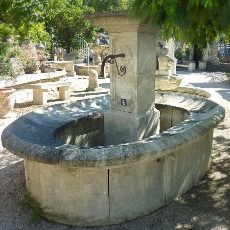 Très belle fontaine de village de style lavoir en pierre naturelle d'Estaillades - Atelier Alain BIDAL (Provence)