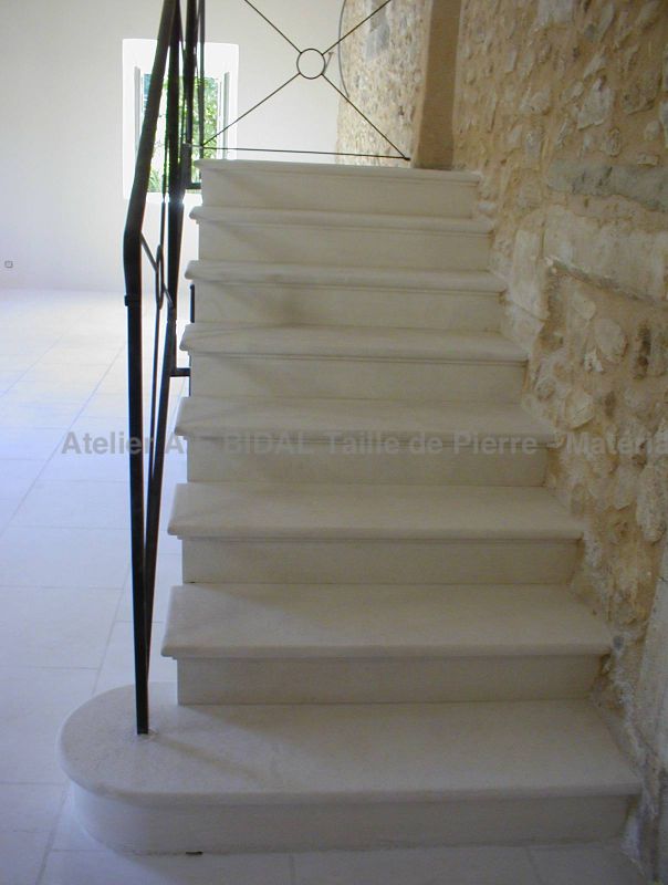 Escalier en pierre naturelle - pensé et réalisé dans le Vaucluse en Provence.