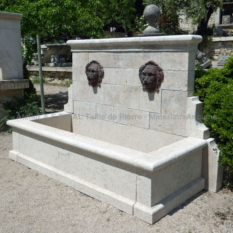 Fontaine de jardin de style rustique en pierre taillée artisanalement en Provence - Atelier Alain Bidal