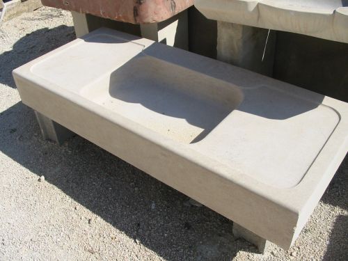 Evier en pierre avec égouttoirs et plan de travail de fabrication artisanale de l'atelier Alain BIDAL ( Provence)