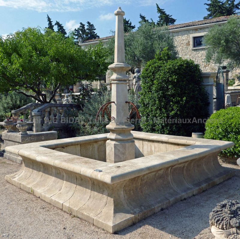 Exceptional carved limestone basin with Gothic-style central column - Atelier Alain BIDAL (Provence)