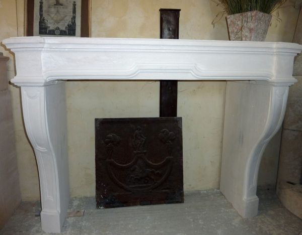 Louis XIV classic mantelpiece carved in the natural stone of Estaillades - Atelier Alain BIDAL (Provence)