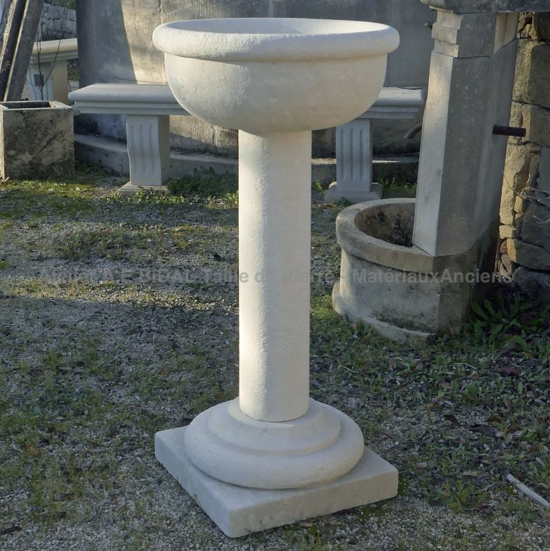 Vasque en pierre naturelle pouvant servir d'abreuvoir pour les oiseaux - Atelier Alain BIDAL (Provence)