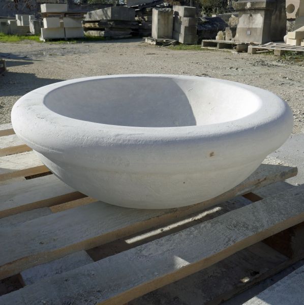 Vasque en pierre naturelle : charmant petit évier rond pour salle de bain par le tailleur de pierre Alain BIDAL