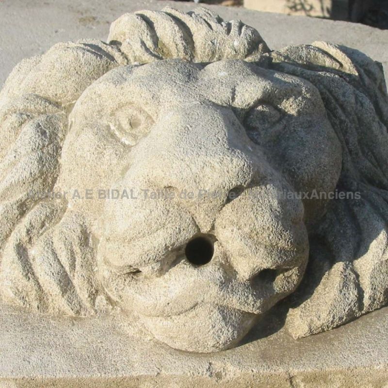 Un lion en élément de décoration de votre jardin - Sculpture en pierre de l'atelier Alain Bidal