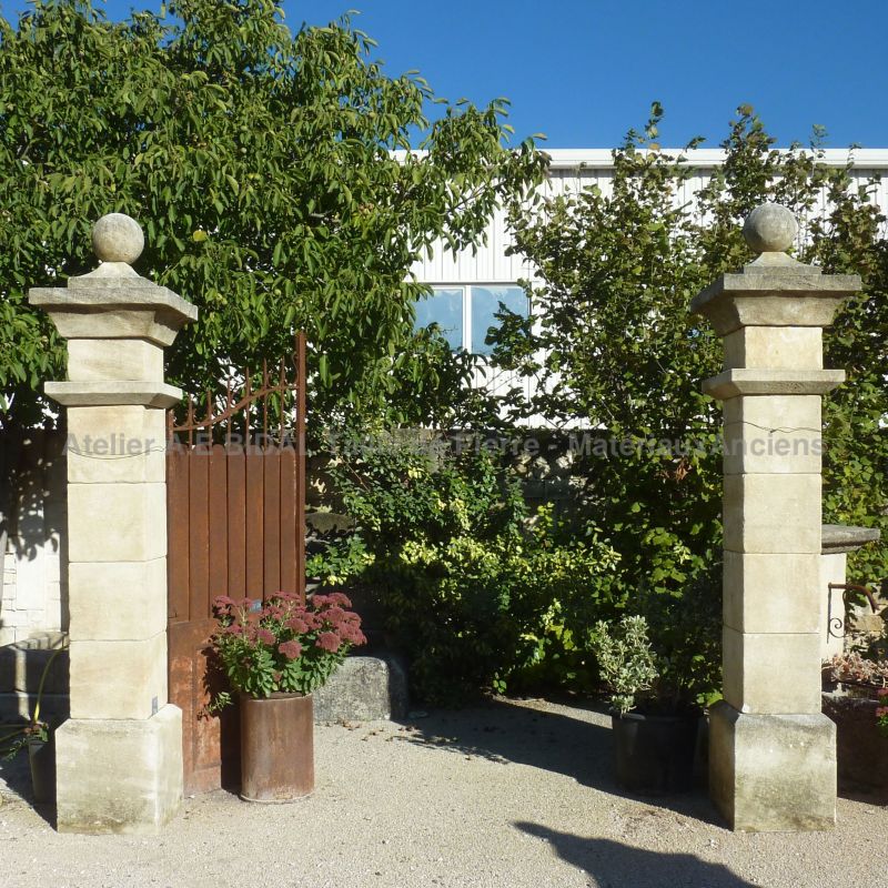 Piliers en pierre pour portail d'entrée | Taille de pierre signée Bidal en Provence.
