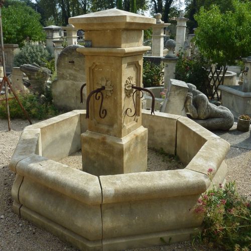 Fontaine de jardin avec bassin en pierre naturelle française de qualité - Atelier Alain BIDAL (Provence)