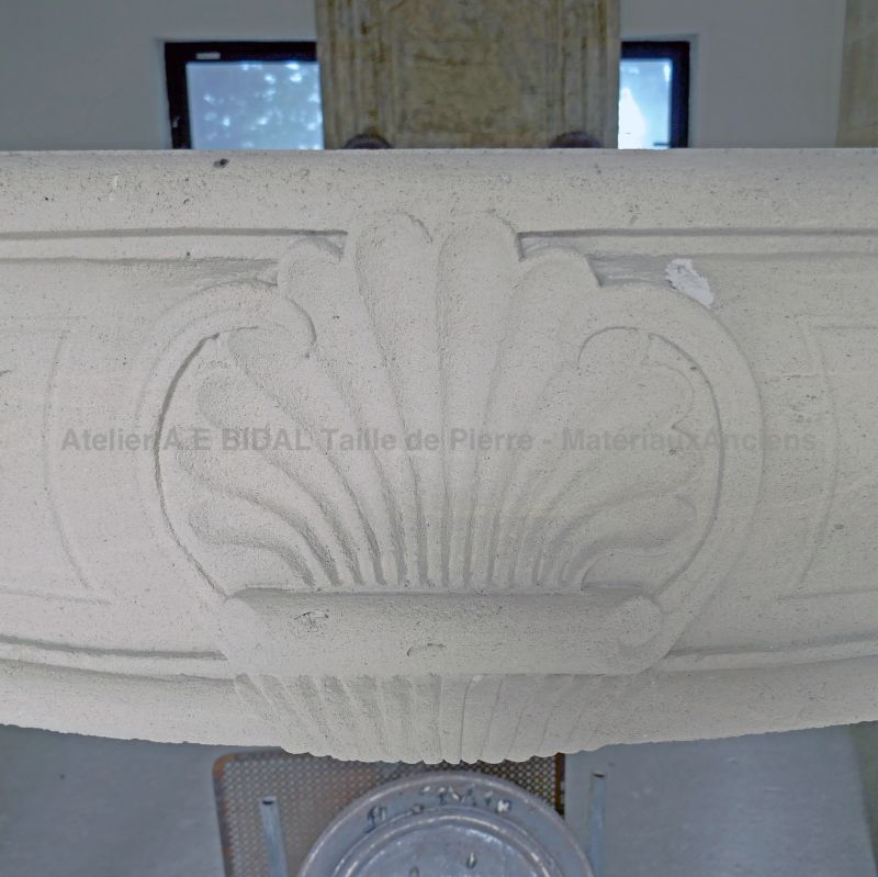 Detail of the hand-sculpted shell in the center of the lintel of our stone fireplace - Atelier Alain BIDAL (Provence)