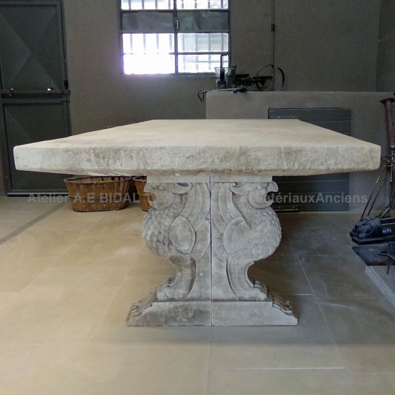 Dining table in aged and patinated Provence limestone - Atelier Alain BIDAL (Provence)