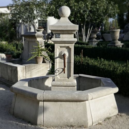 Belle fontaine centrale en pierre naturelle de fabrication artisanale - Atelier Alain BIDAL (Provence)