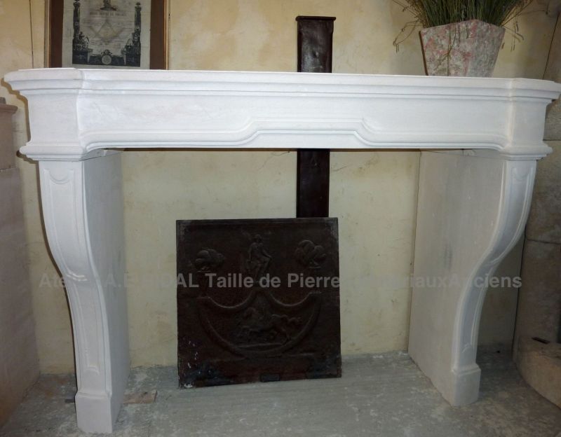 Cheminée de style Louis XIV en pierre d'Estaillades - Atelier Alain BIDAL (Provence)