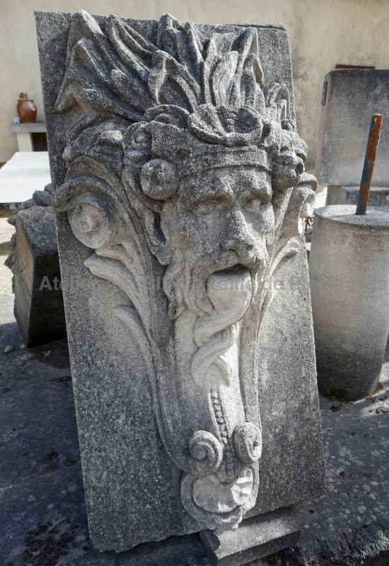 Masque en pierre patinée : sortie d'eau de fontaine ou décoration pour extérieur - Atelier Alain BIDAL