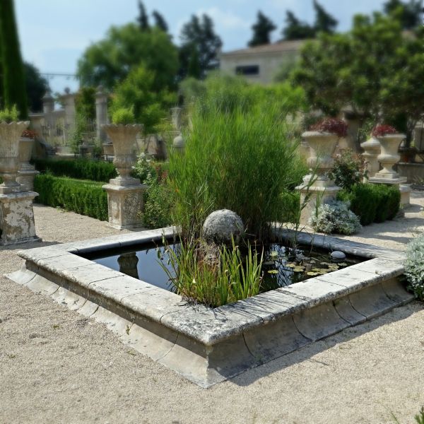 Beautiful garden pond in natural stone - A stone basin for the outdoors designed by Atelier Alain BIDAL (Provence)