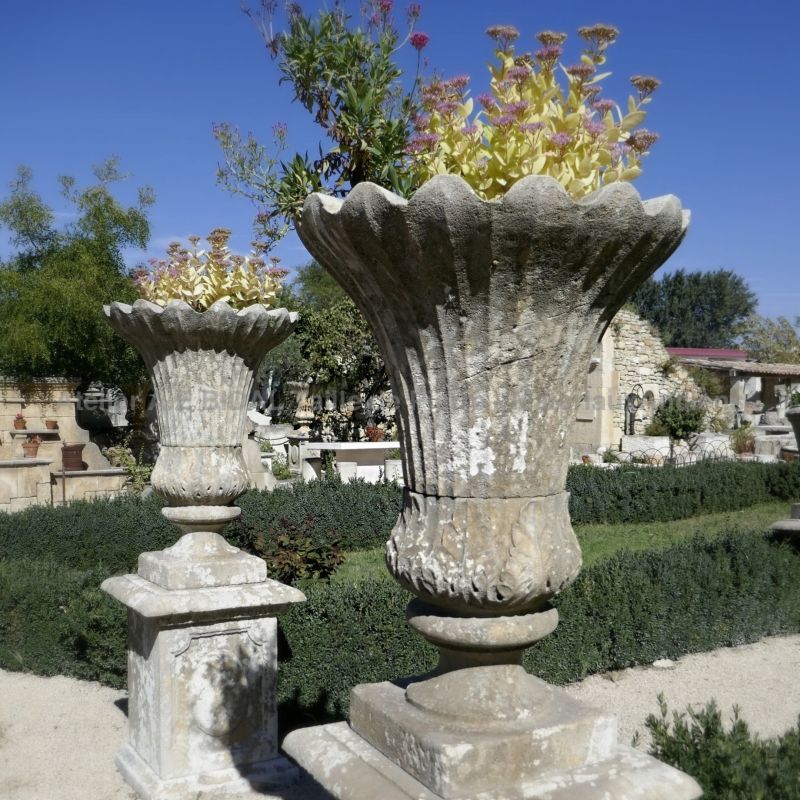 Vase en pierre de style tulipe des ateliers Bidal en Provence.