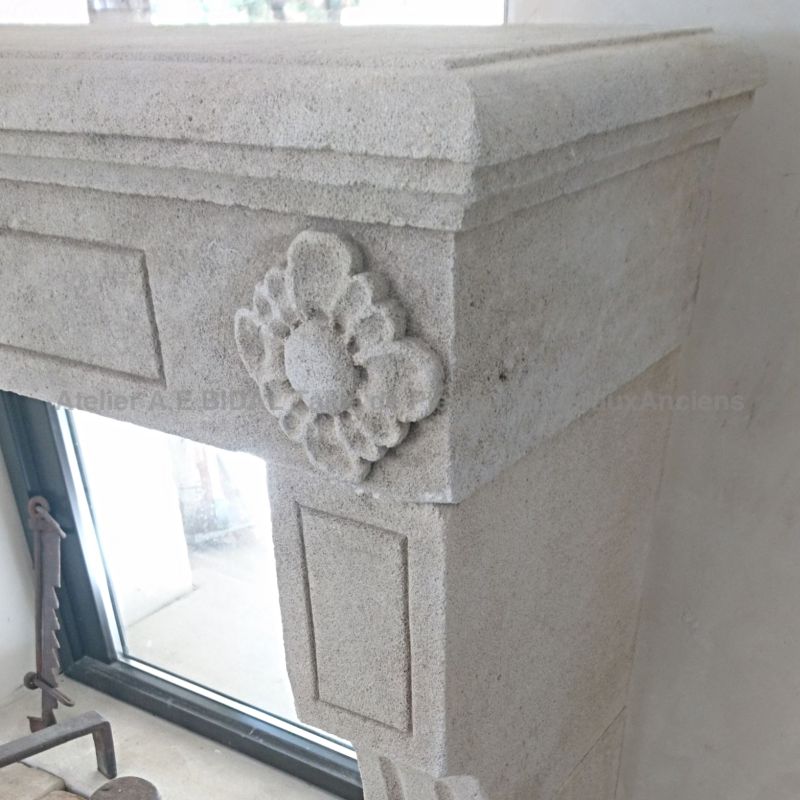 Détail d'une fine sculpture sur notre cheminée Louis XVI florale en pierre naturelle - Atelier Alain BIDAL (Provence)