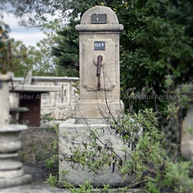 Petite fontaine de pierre pour aménagement du jardin - Atelier Alain BIDAL (Provence)