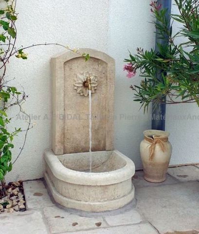 Petite fontaine de jardin en pierre naturelle par le tailleur de pierre en Provence Alain BIDAL