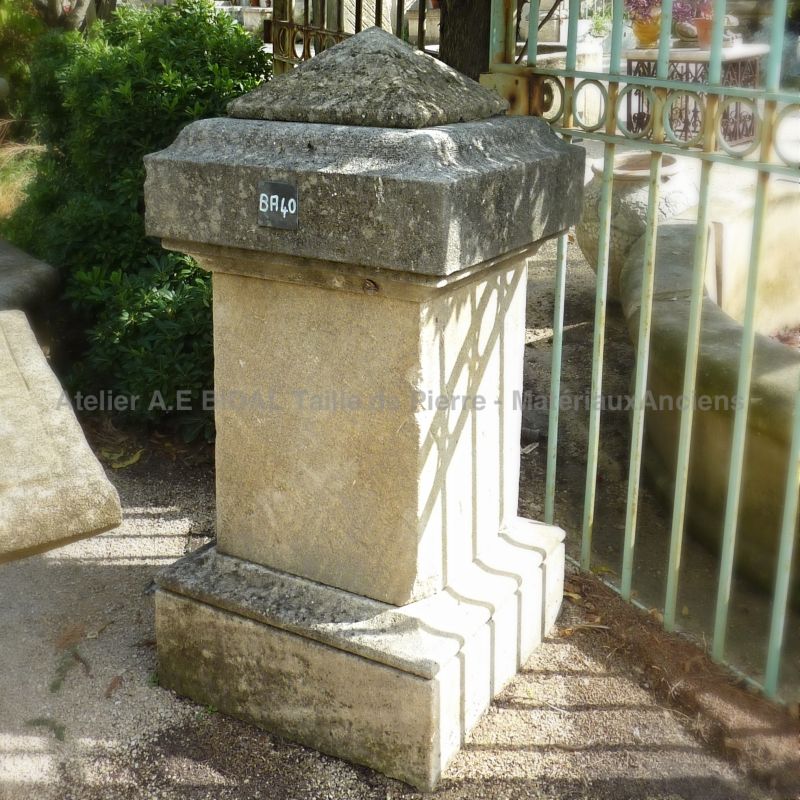 Petite borne en pierre naturelle d'Estaillades - Element de décoration des ateliers AE Bidal dans le Vaucluse.